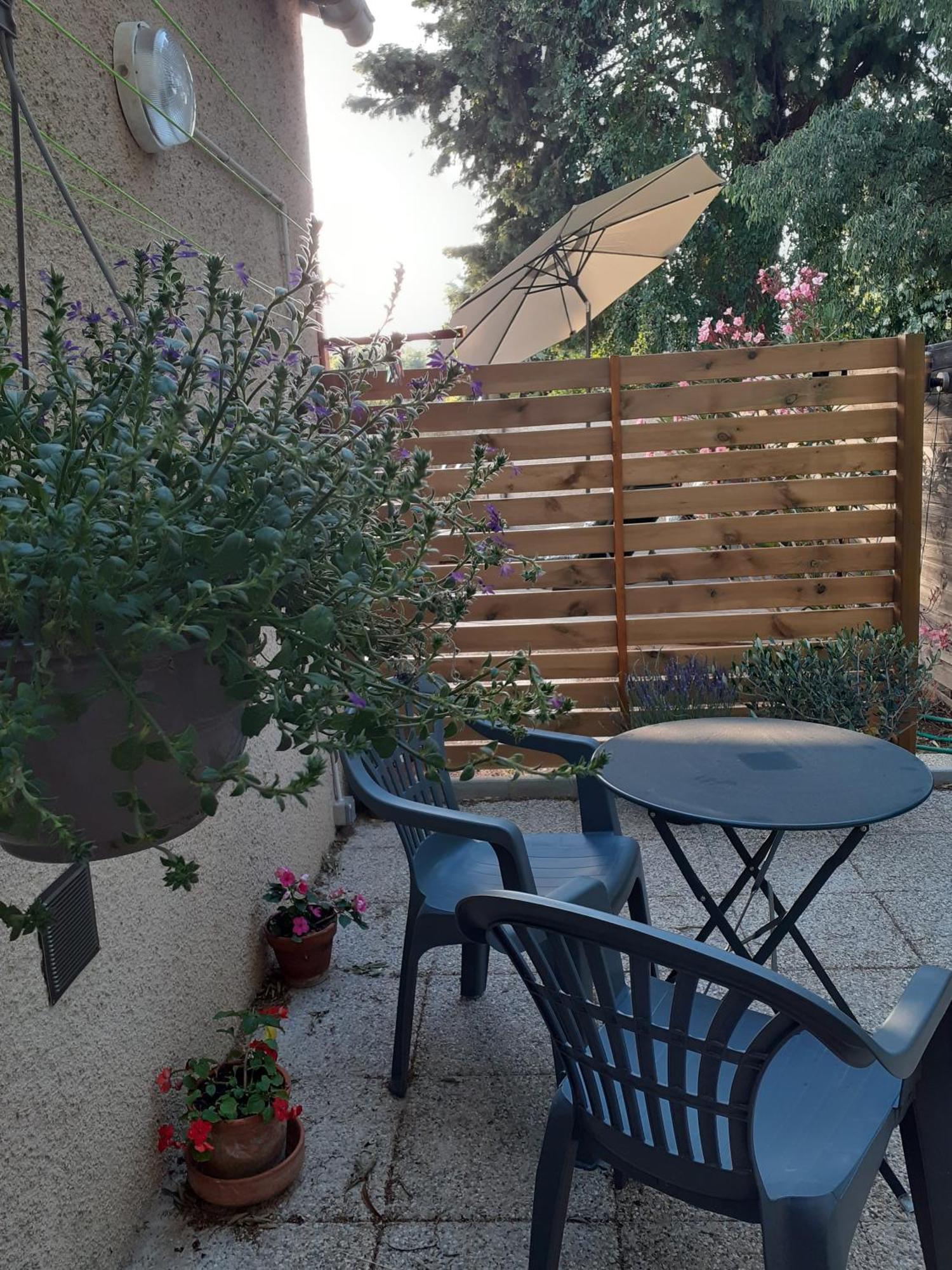 Hotel Location Saisonniere Avec Piscine Et Terrasse Au Pied Du Luberon Lauris Exterior foto